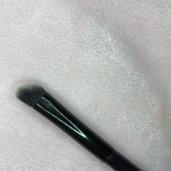 MICA Beauty angled ✅eyeshadow brush - Picture 6 of 9